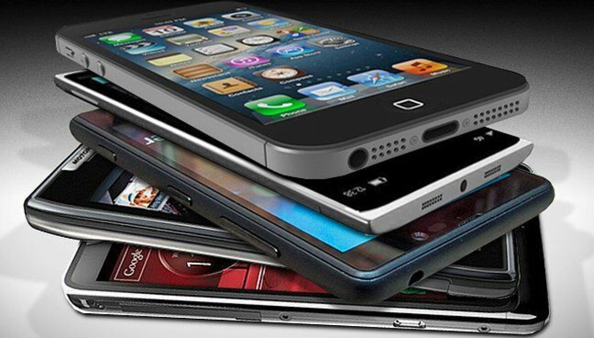 Global smartphone shipments chart showing decline