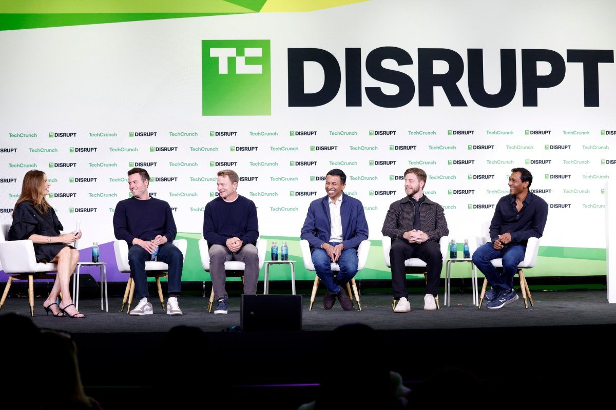 Benchmark discusses venture capital pact