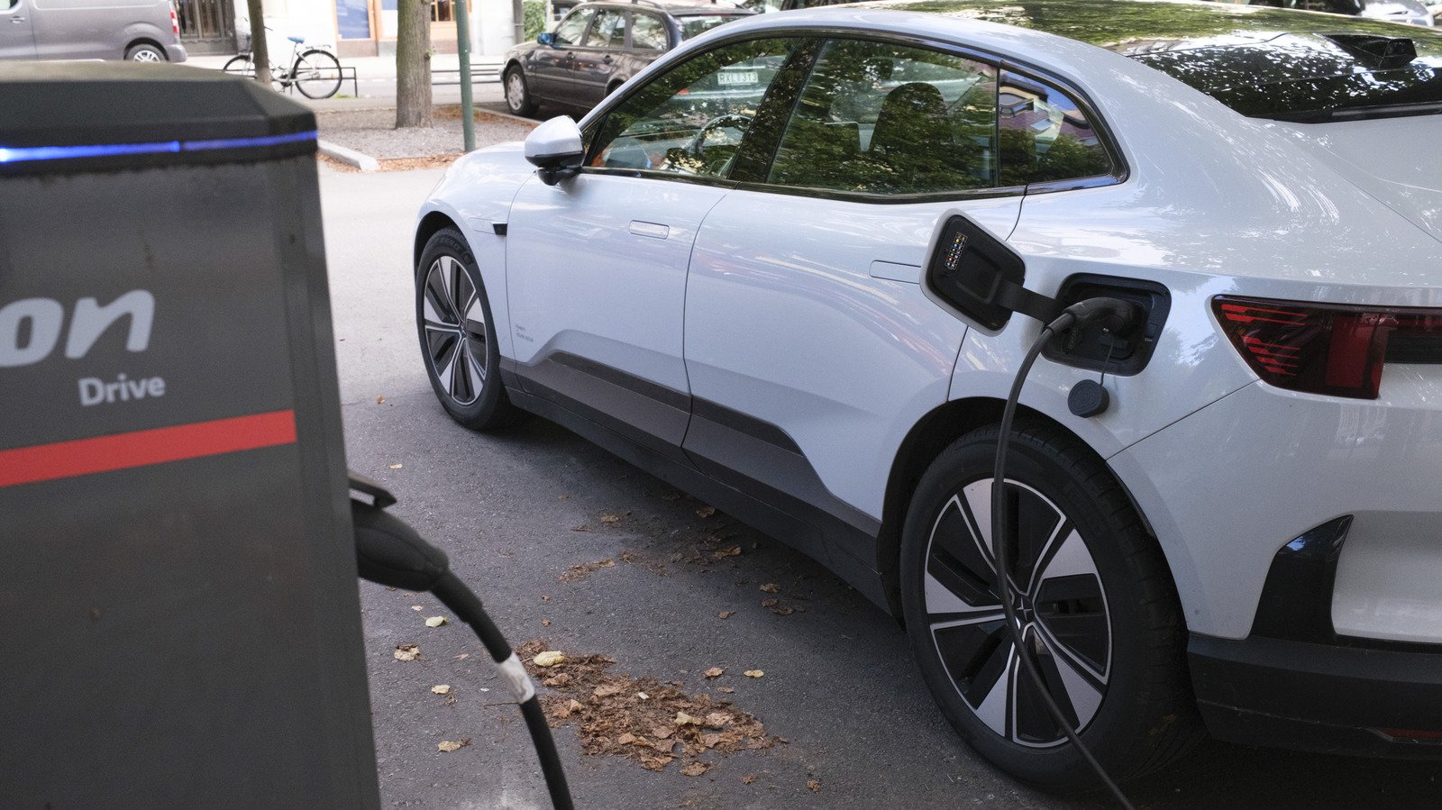 Monitoring EV battery health status